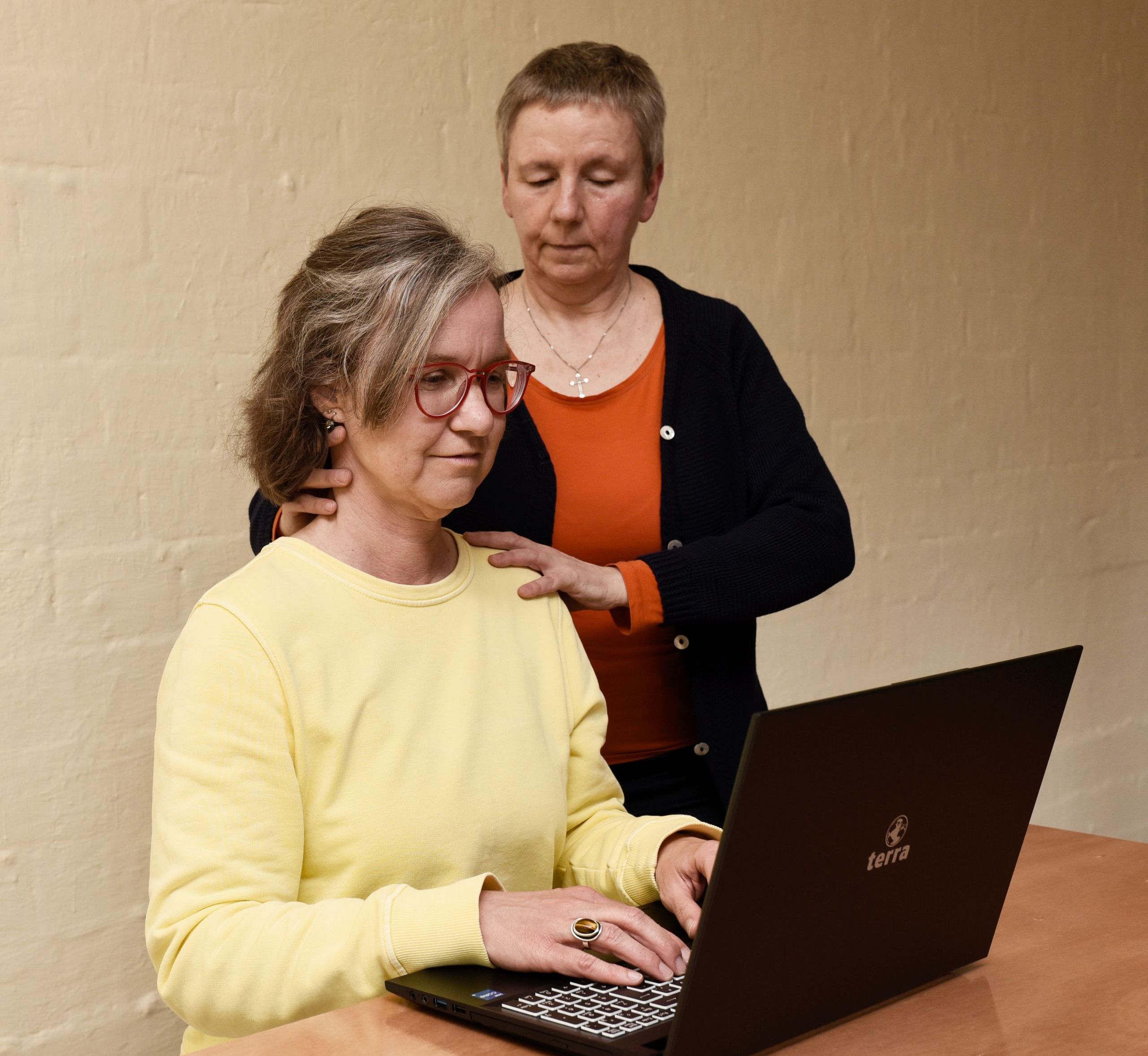 Alexander-Technik in Oldenburg im Einzelunterricht. Das Bild zeigt Alexander-Technik-Lehrerin Tanja Fay mit einer Klientin